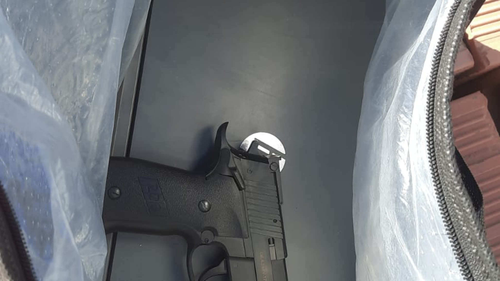 Un ladrón "empleado portuario" fue detenido con un arma y dinero en efectivo