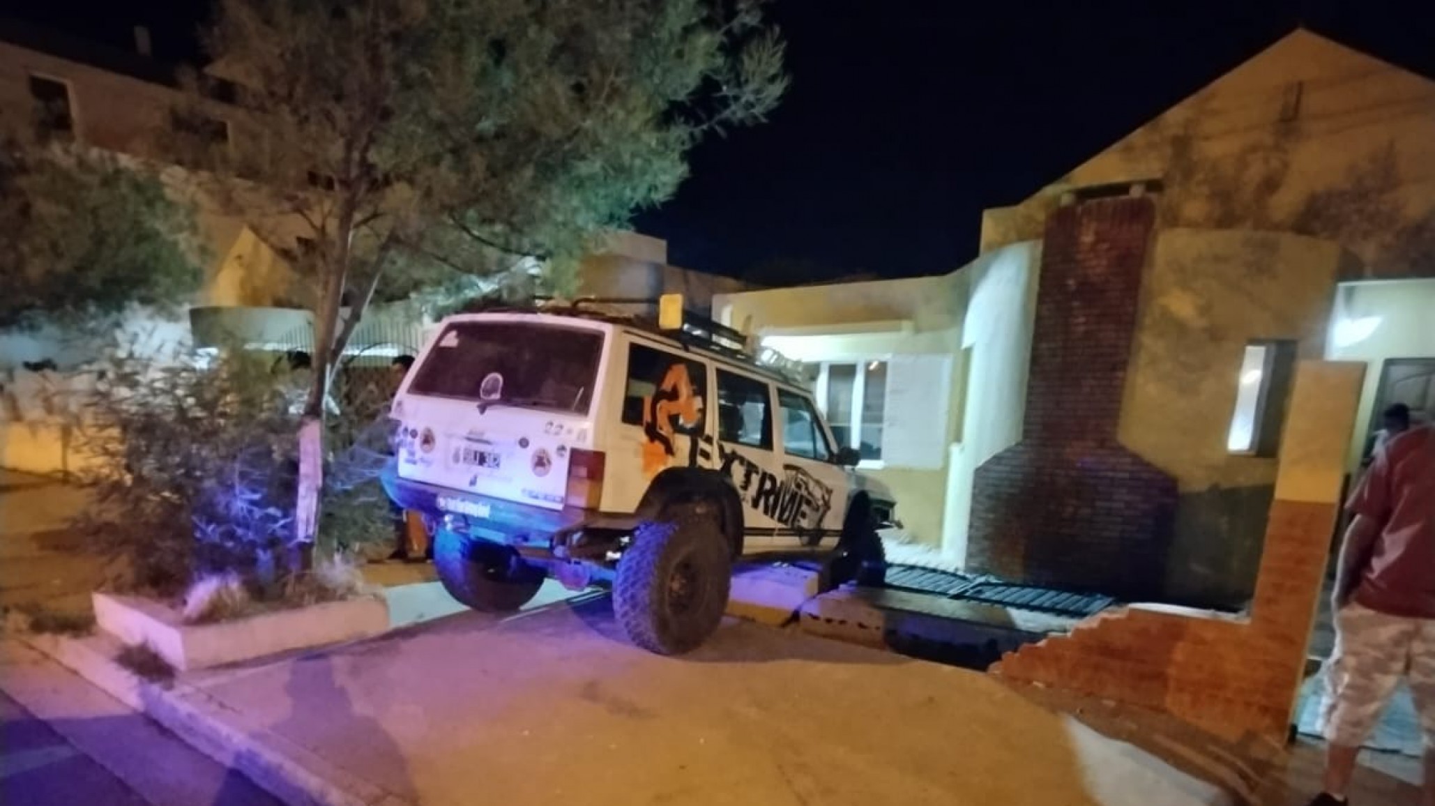 Ebrio chocó cerco y casi estaciona dentro de una casa ¡Se tomó todo!