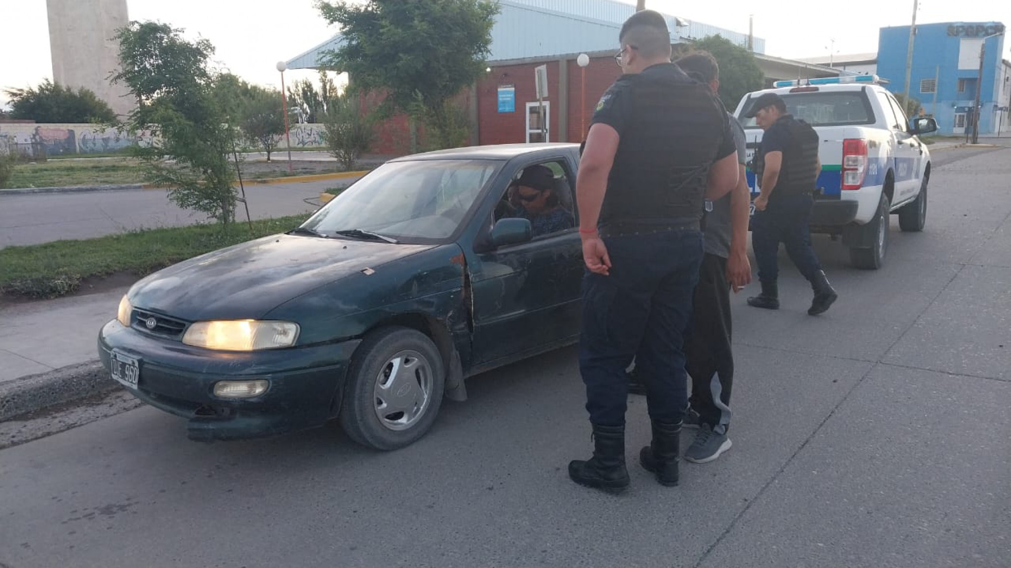 Insólito: Manejaba con 2.28 de alcohol y sin documentación, la novia igual de ebria agredió a la policía