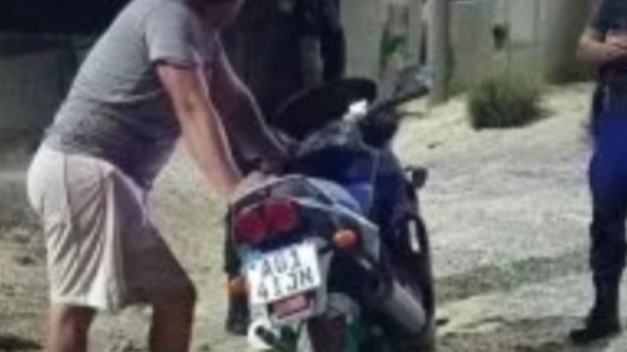 Un hombre "llevaba a la fuerza" una moto, y la policía constató que la habían robado en el 2018