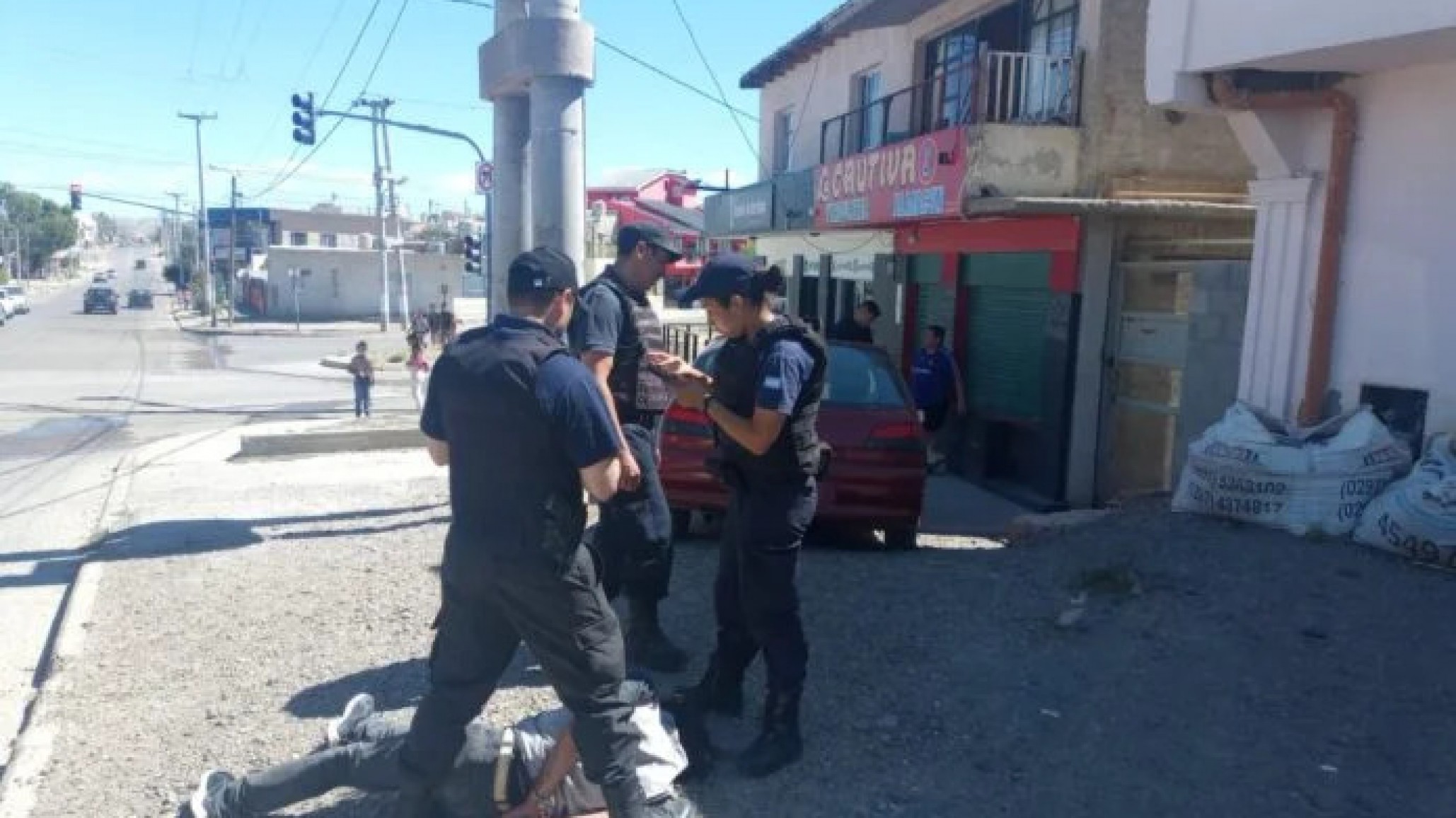 Se resistió y mordió a un policía cuando lo intentaban detener