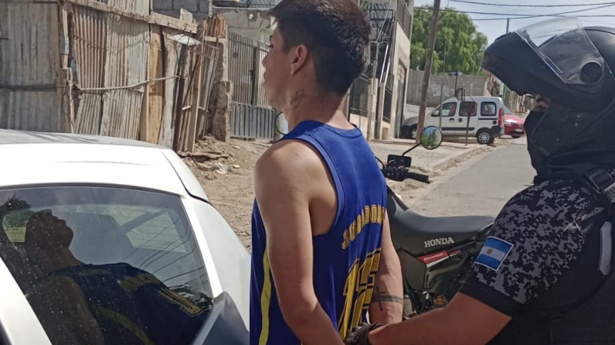 Un joven pidió ver auriculares, robó y salió corriendo