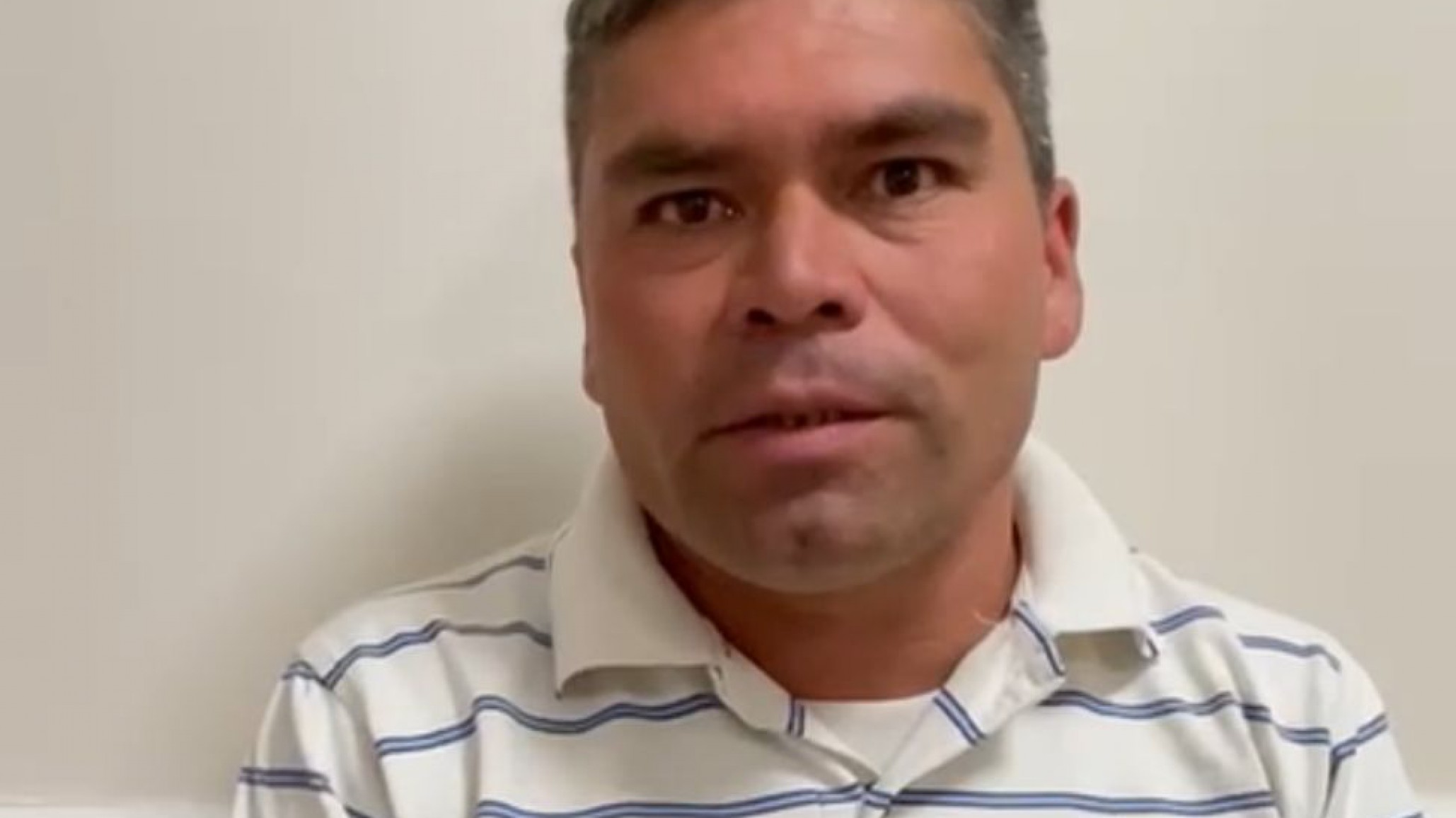 Está desocupado hace un mes y revuelve basura para dar de comer a sus hijos "necesito trabajo"