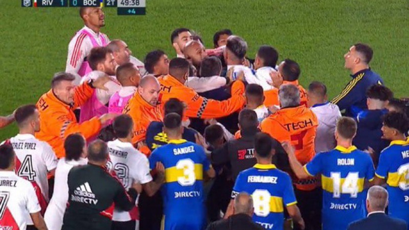 Incidentes en el Superclásico: Hinchas se enfrentaron con la policía