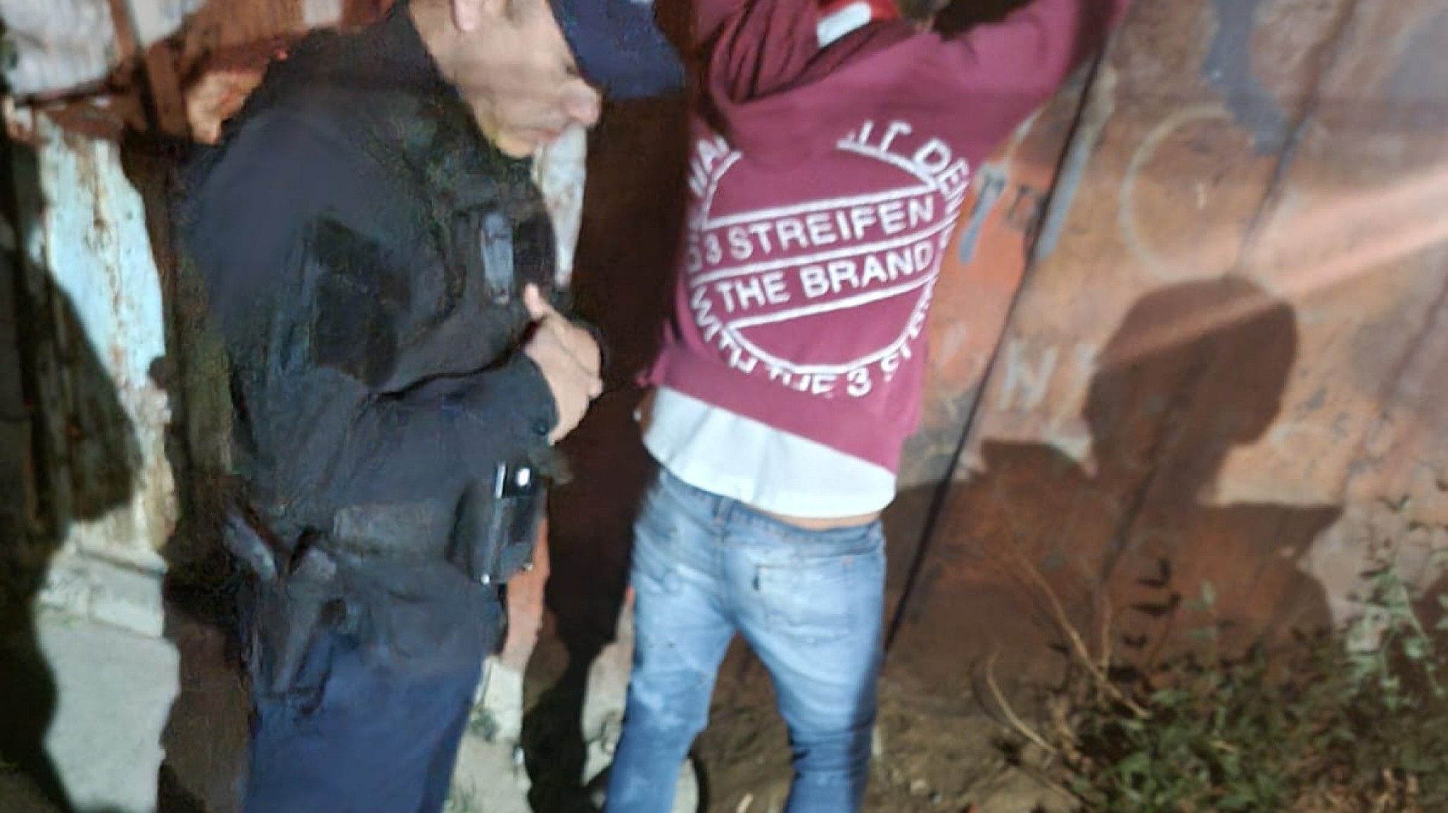 Lo detuvieron por agredir a una persona y tenía un arma de fuego