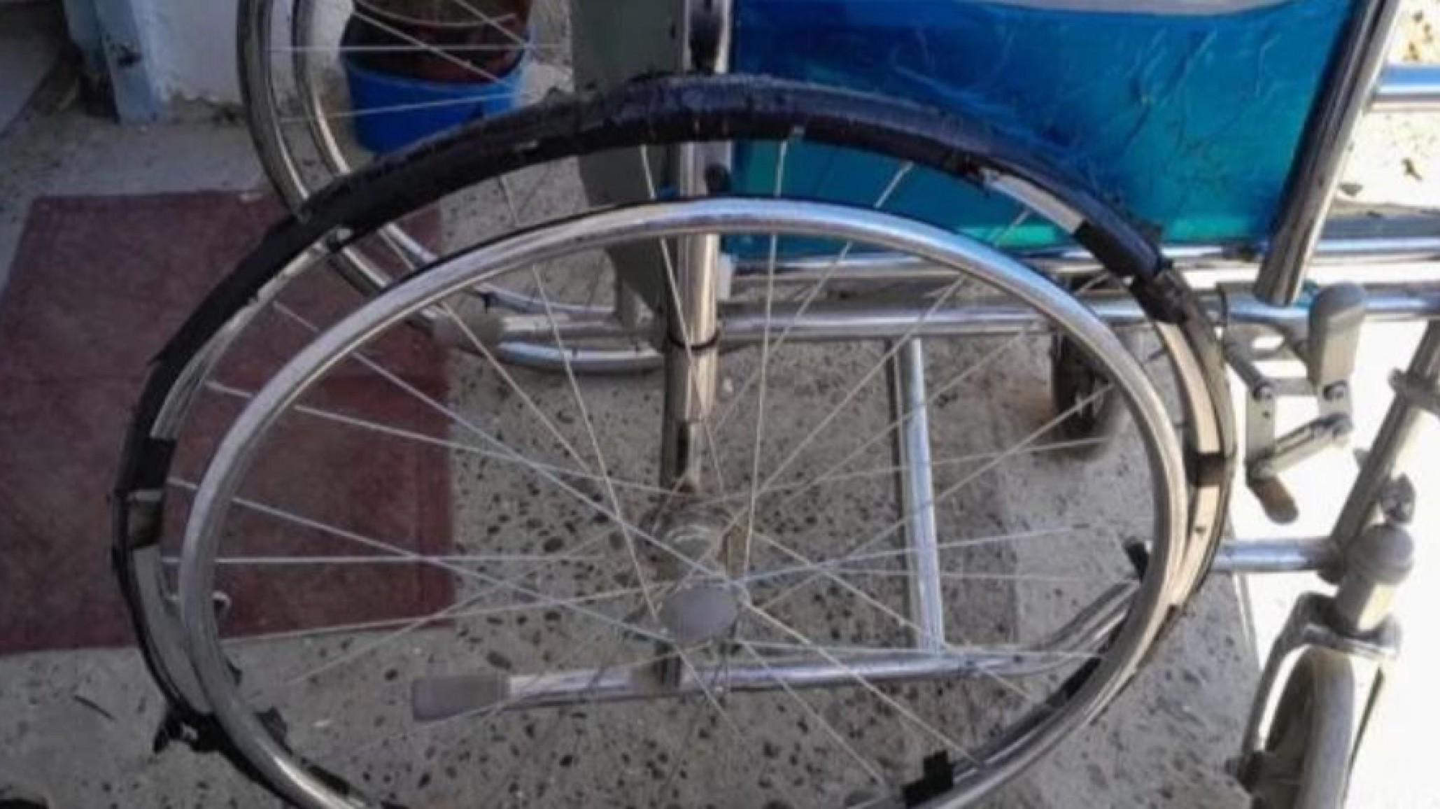 Una familia busca una silla de ruedas para una abuela de 98 años