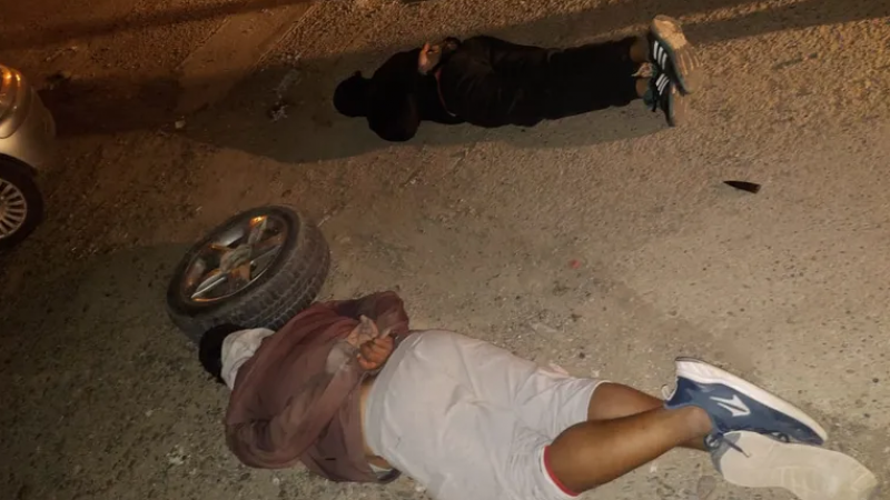 ¡El vecino vio todo! Dos hombres fueron detenidos tras robar cubierta