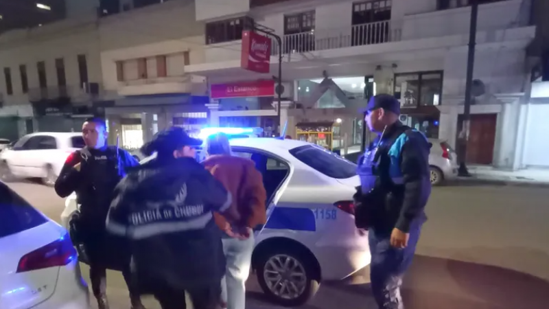 Mujer ebria causó disturbios en pool, la desalojaron "y quiso volver"