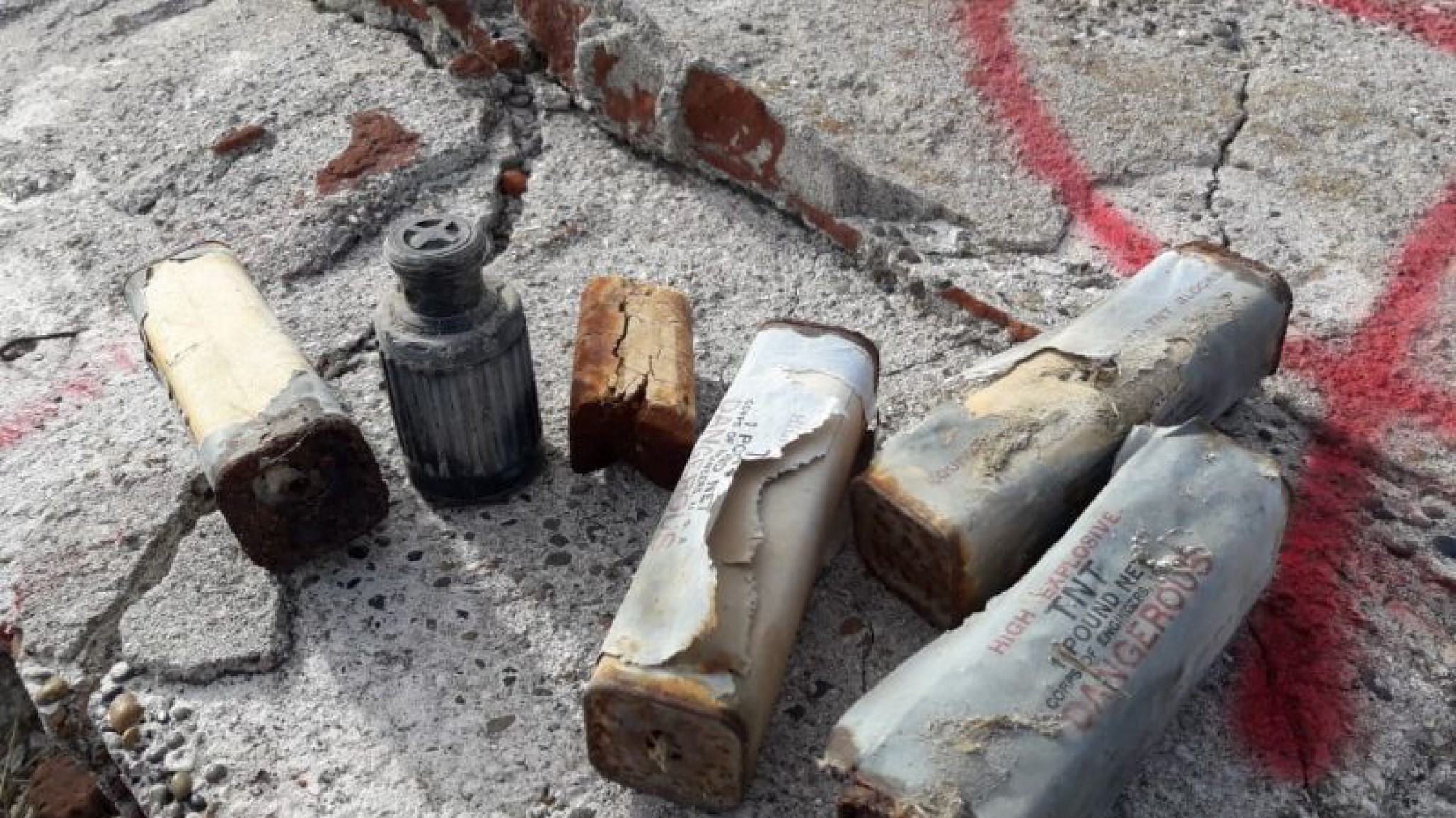 Encontraron 4 libras de explosivos en estado de abandono