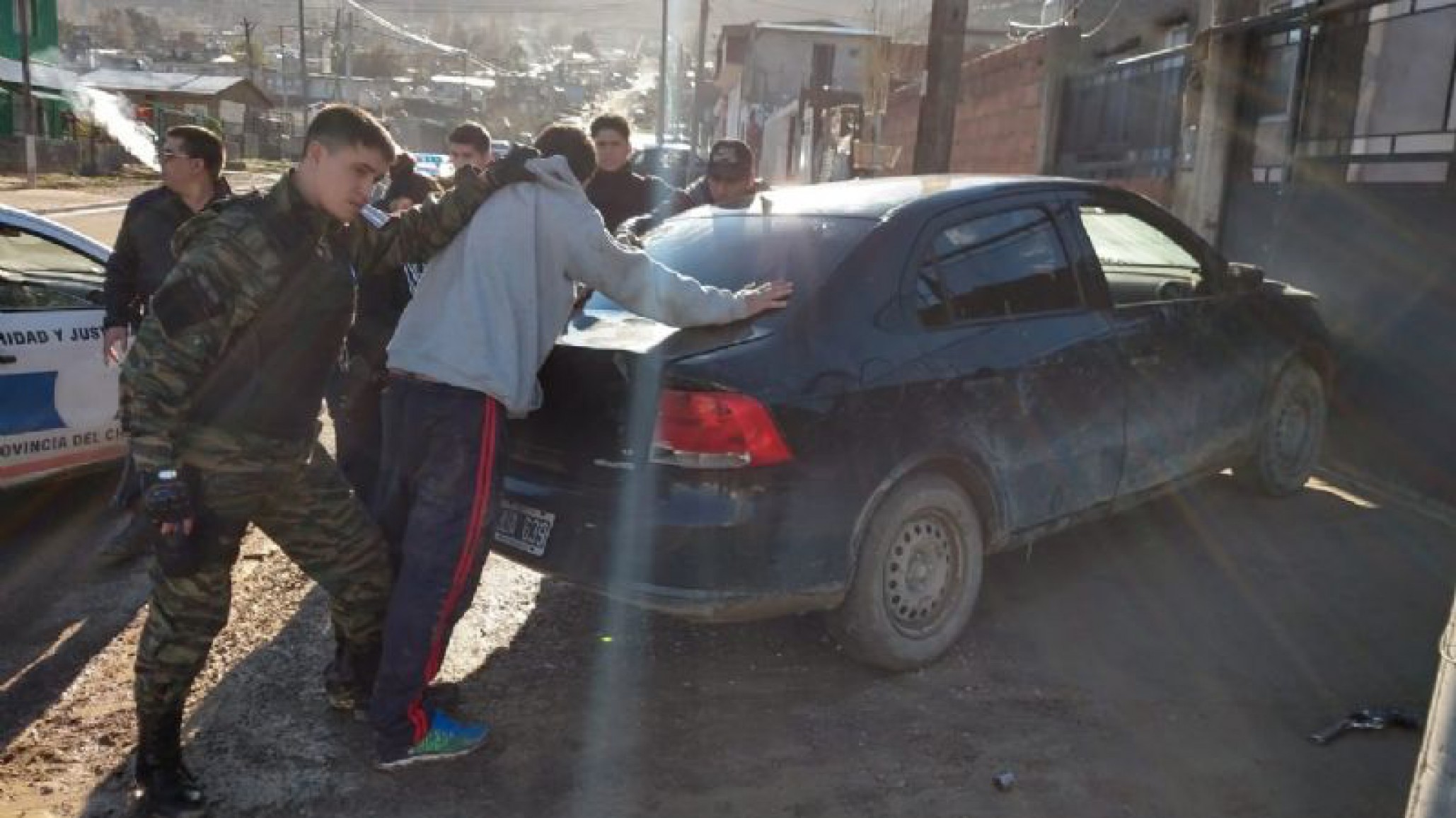 Hacían zig zag con el auto, huyeron y fueron detenidos con un arma de guerra