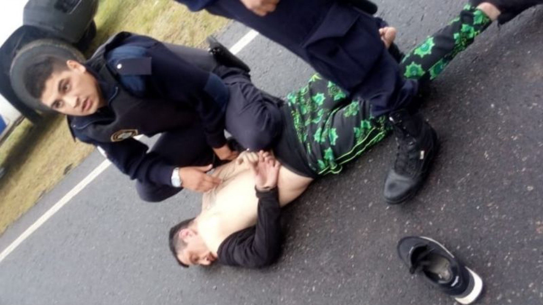 Detuvieron a un famoso cantante por amenazar a una mujer y atropellar a un policía