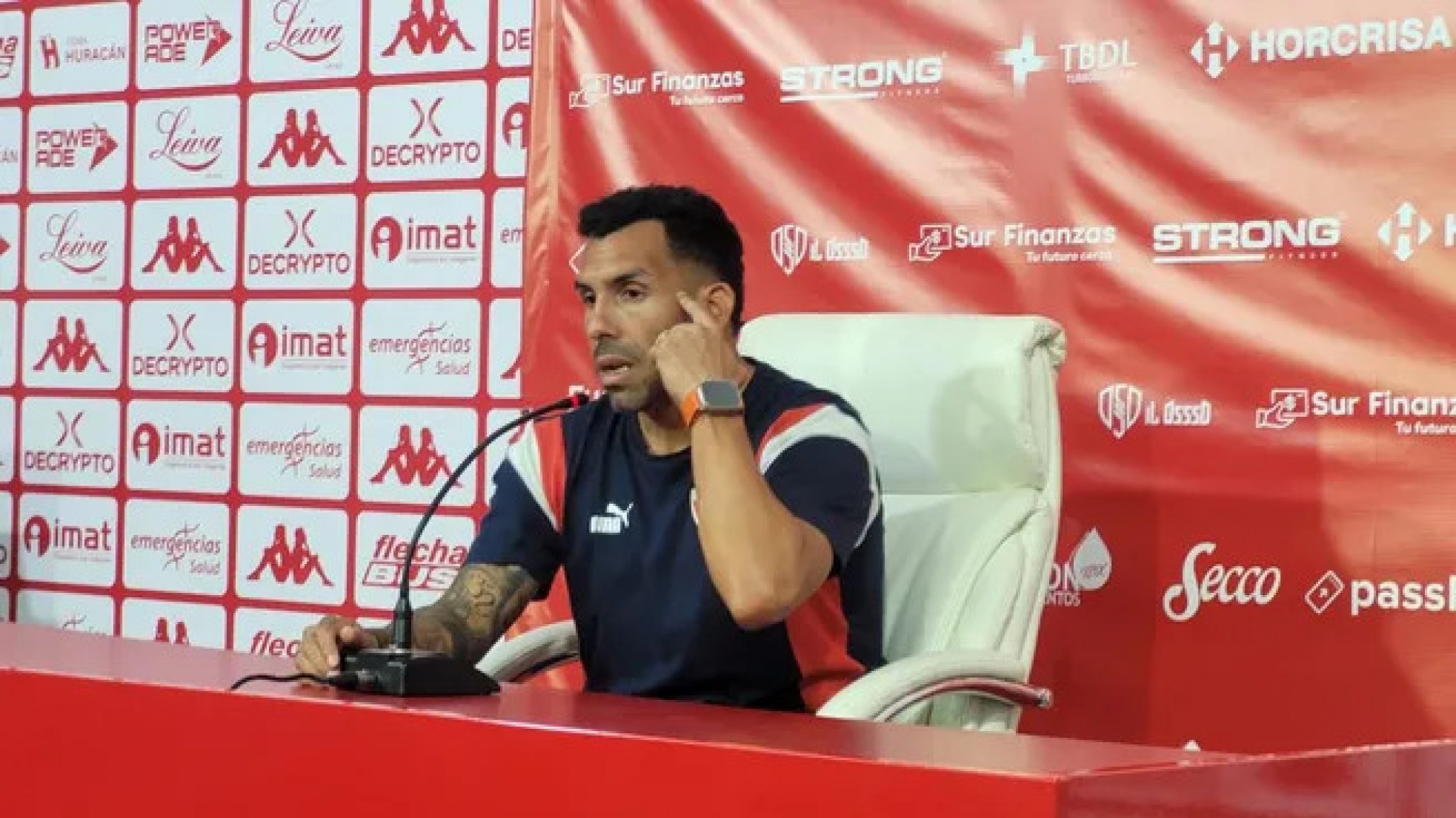 Carlos Tevez duro contra el tesorero de AFA: "Tantas idas y vueltas a Pilar te están haciendo perder un poquito"