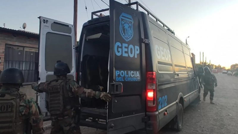 Detuvieron al hombre que amenazó con un arma a la compañera de su hija que le hacía bullying