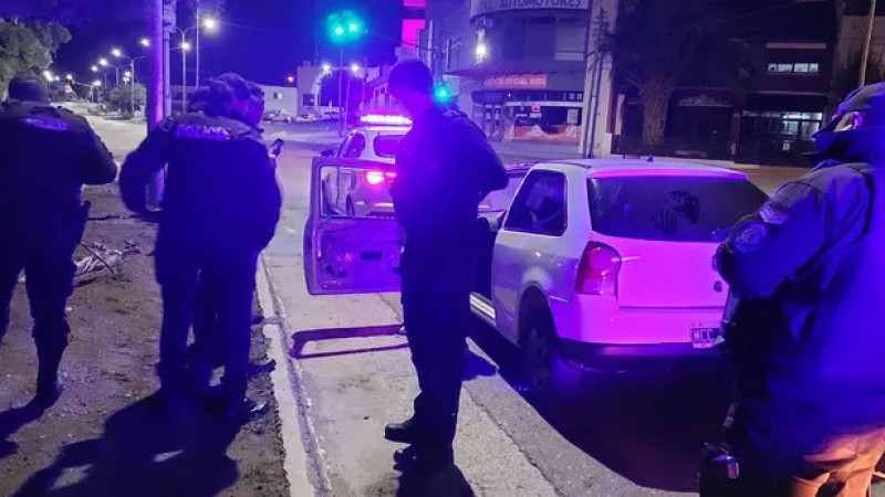 Lo sorprendieron borracho y durmiendo en el auto mal estacionado