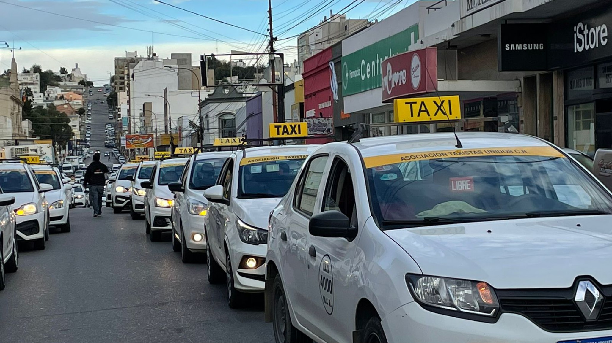 Tensión en reclamo de taxistas contra Uber: un chofer pateó un vehículo