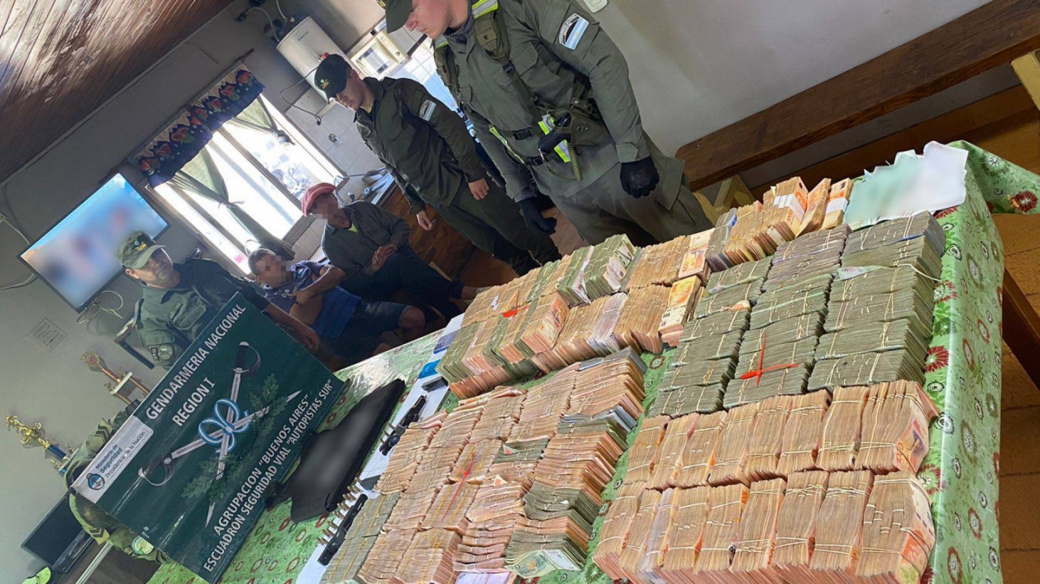 Detenidos por "lavado de activos": circulaban con armas de fuego y 44 millones sin documentación