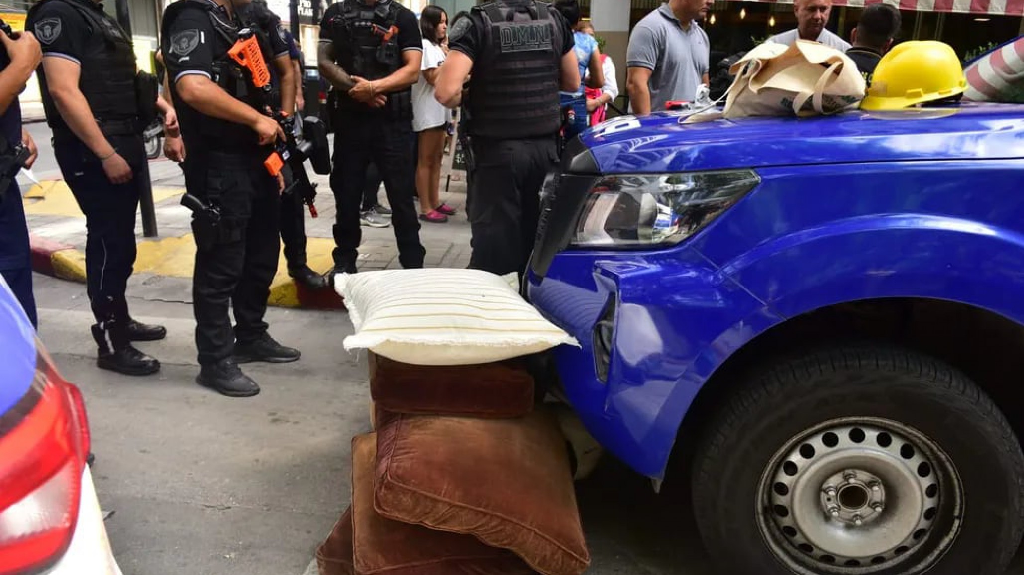 Robo mortal: Se arrojó desde un séptimo piso y colocó almohadones para amortiguador su caída