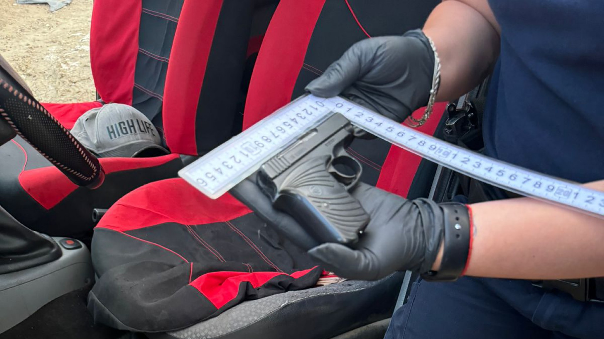 Intentaron evadir el control, los revisaron y encontraron una pistola