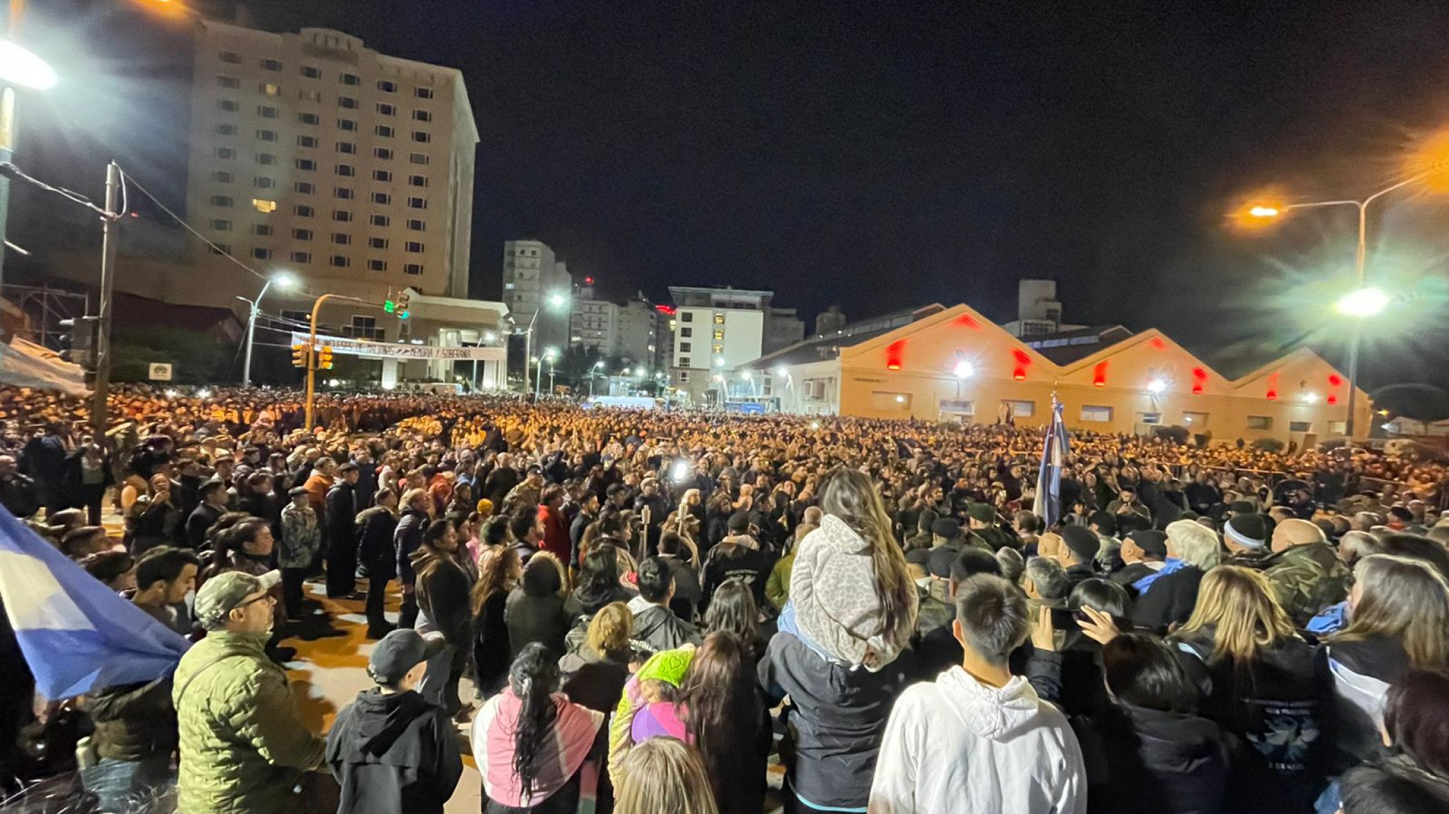 Comodoro sentimiento malvinero: Una multitud acompañó la marcha de las antorchas
