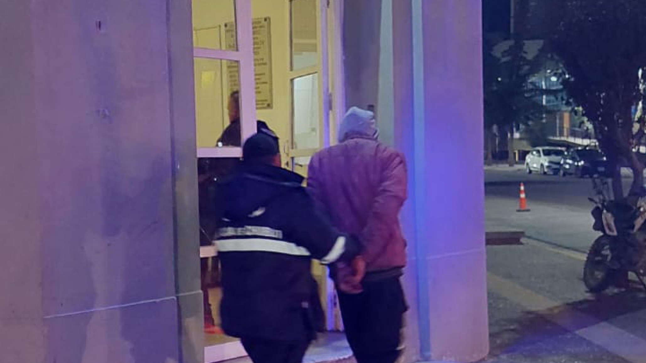 ¡Infraganti! Forzaron una puerta, los vio el dueño de casa y llamó a la policía