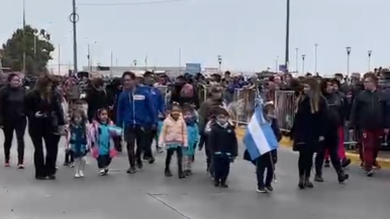 "No importa el frío": el emotivo homenaje y desfile por Malvinas