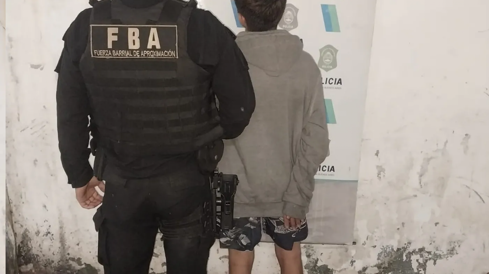 Grupo de vecinos detuvo a un ladrón menor de edad y lo obligaron a correr desnudo mientras lo filmaban