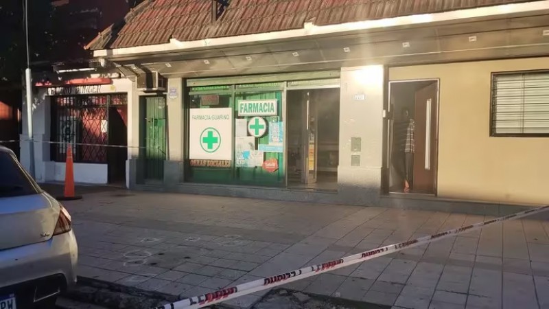 Dos delincuentes balearon una farmacia en Rosario y dejaron una nota: "paga"