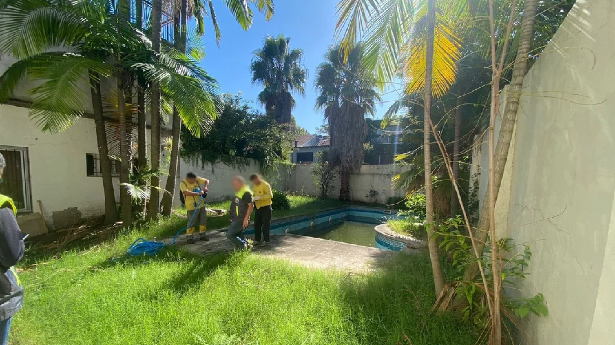 Vecinos alertaron sobre un foco de dengue en una casona abandonada