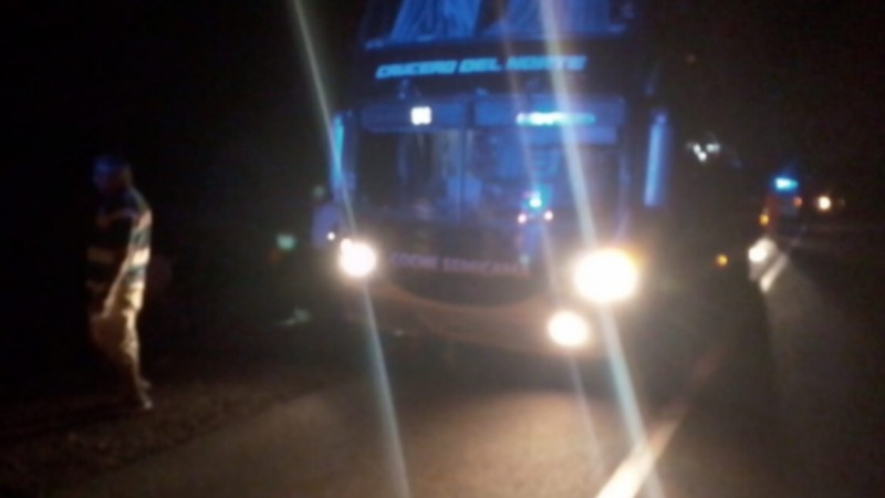 Un mecánico arreglaba un colectivo en la ruta, se le cayó encima y murió aplastado