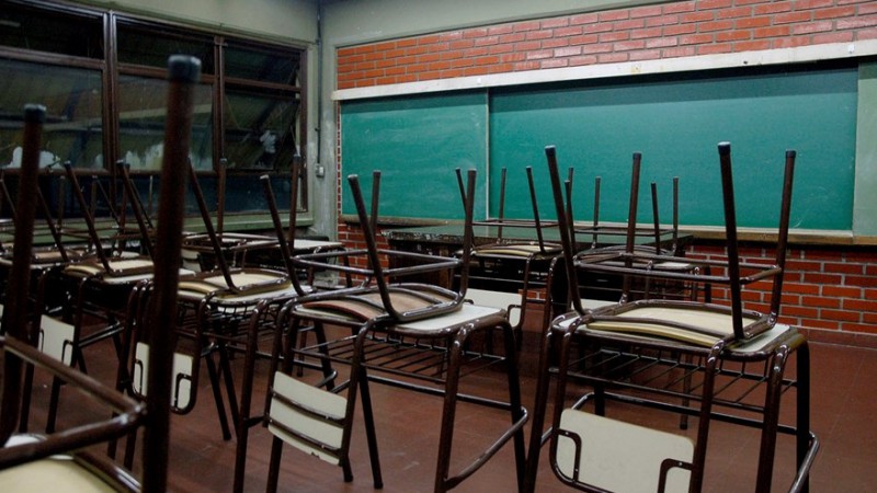 Escándalo en un colegio de Paraná: niña sorprendió a un profesor viendo porno