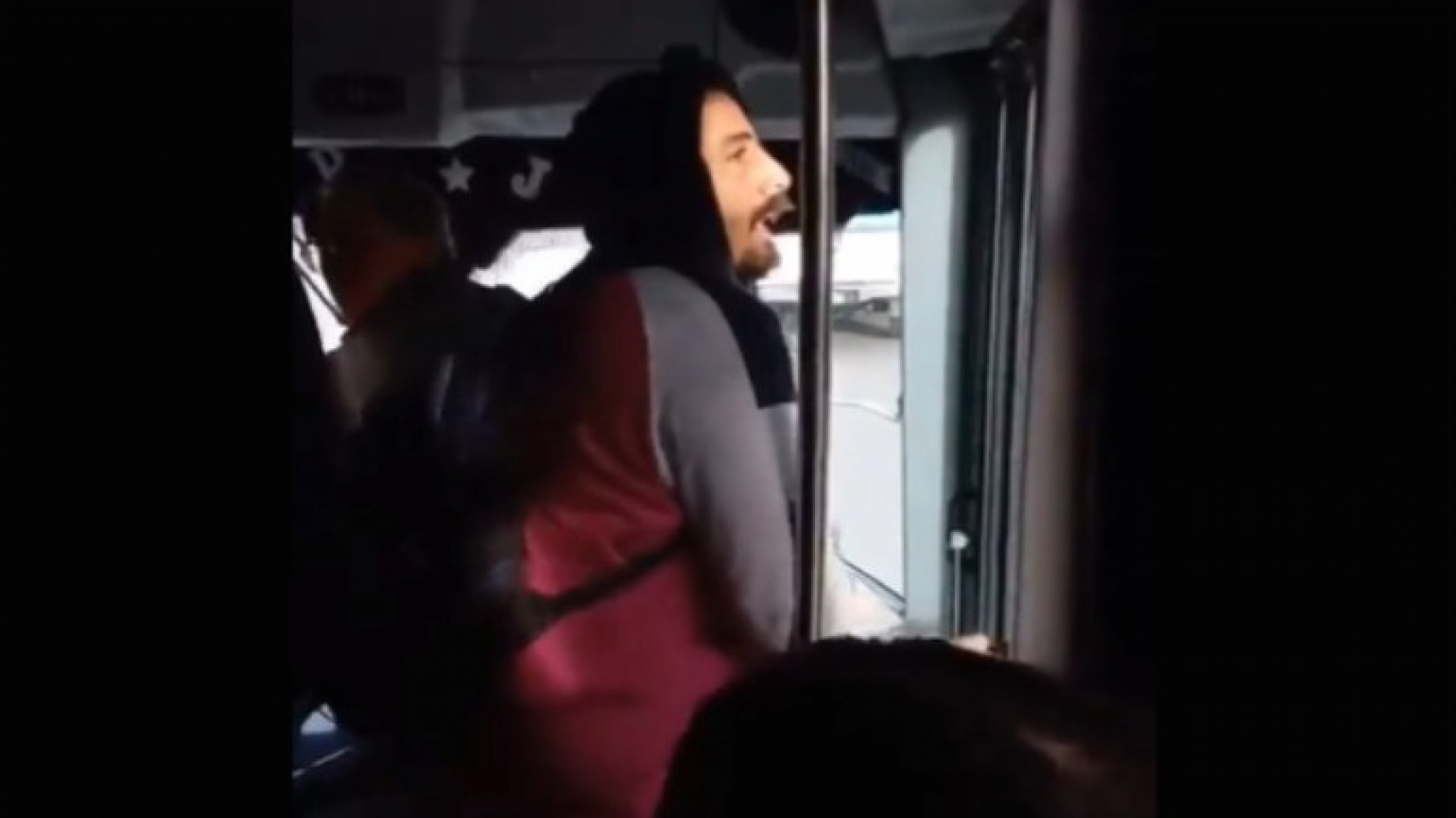 Video: Universitarias enfrentaron a presunto abusador en un micro