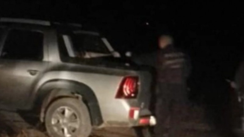 Dos jóvenes fueron sorprendidos tomando alcohol y quisieron atropellar a un policía