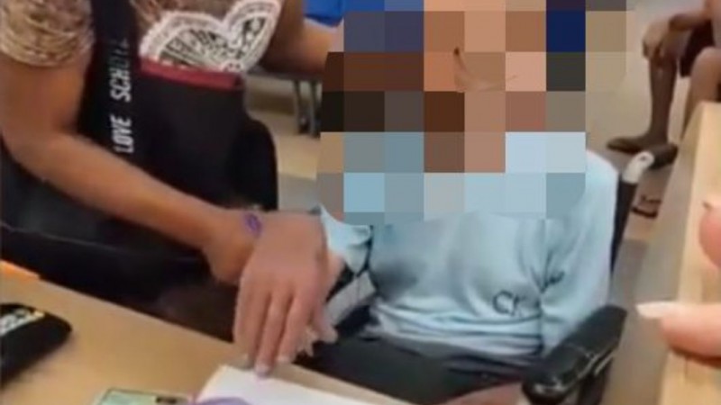 Insólito: Mujer intenta retirar préstamo de un banco con un cadáver en silla de ruedas