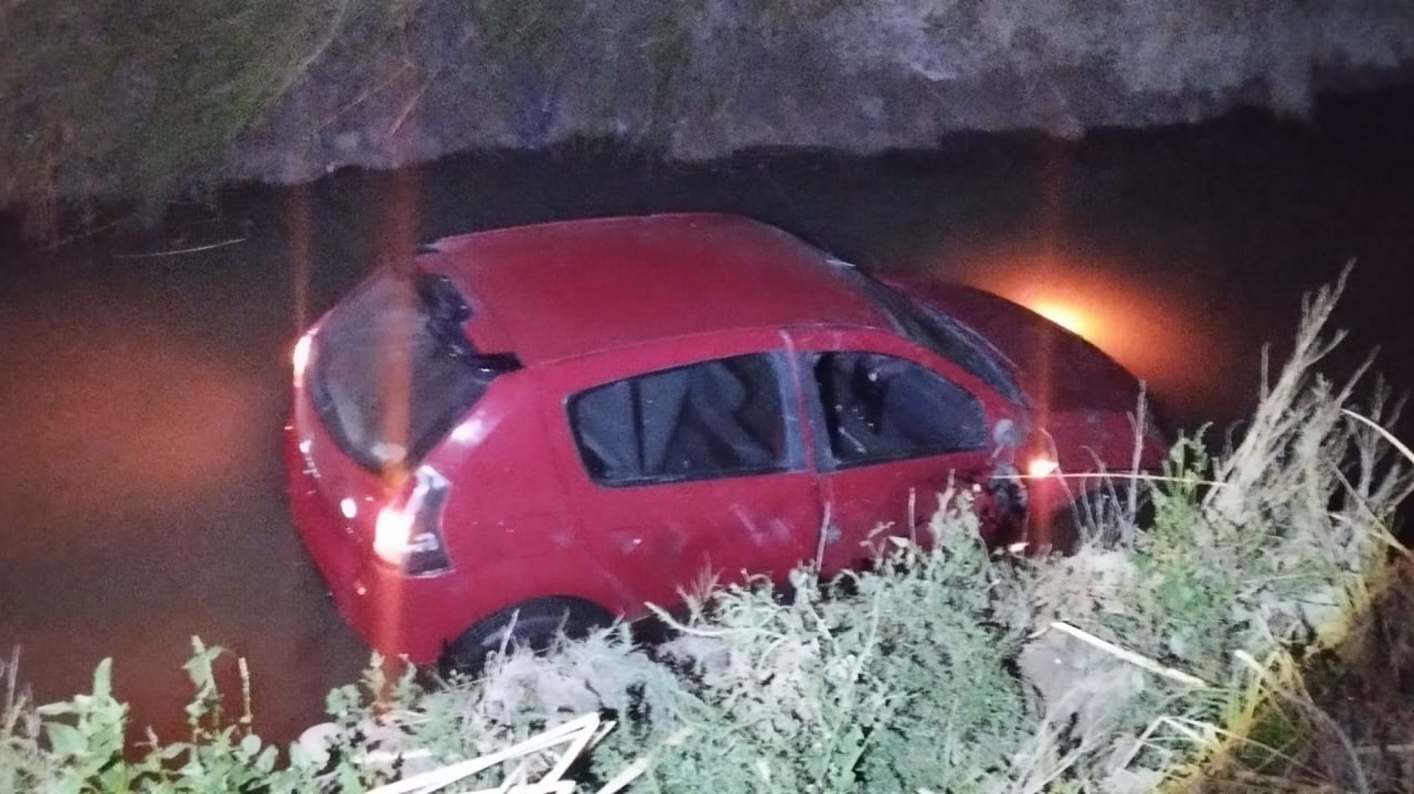Perdió el control y terminó dentro de un canal de agua