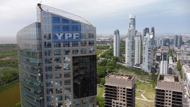 Los directores de YPF se dieron un aumento del sueldo de casi 400%: cobrarán 77 millones