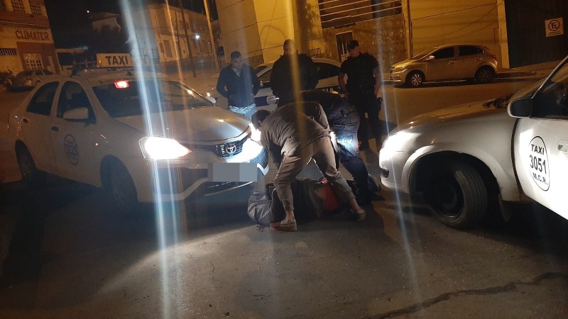 Dos taxistas retuvieron a un ladrón hasta que llego la policia