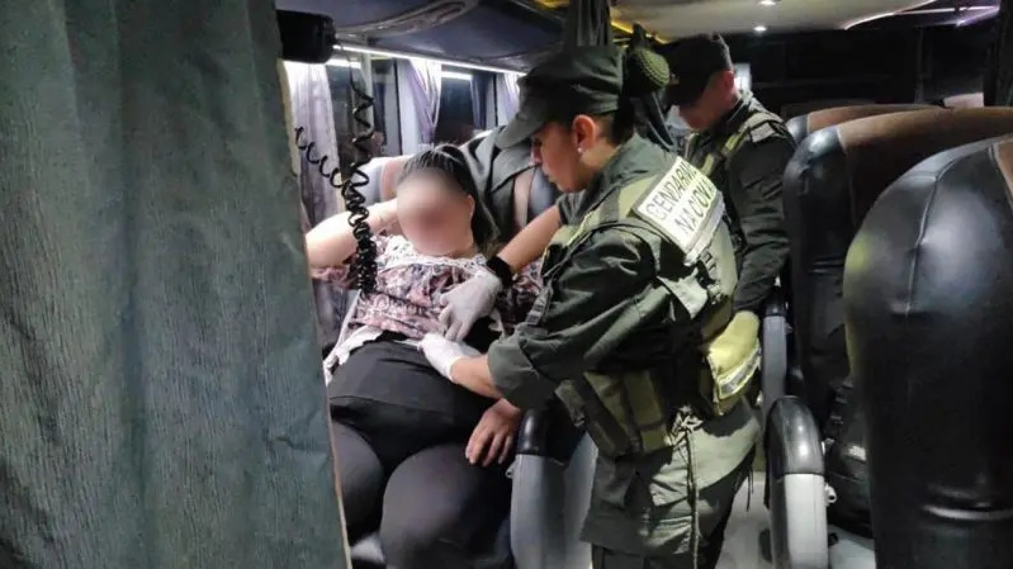 Detuvieron a una ciudadana paraguaya que llevaba 70 celulares adosados al cuerpo