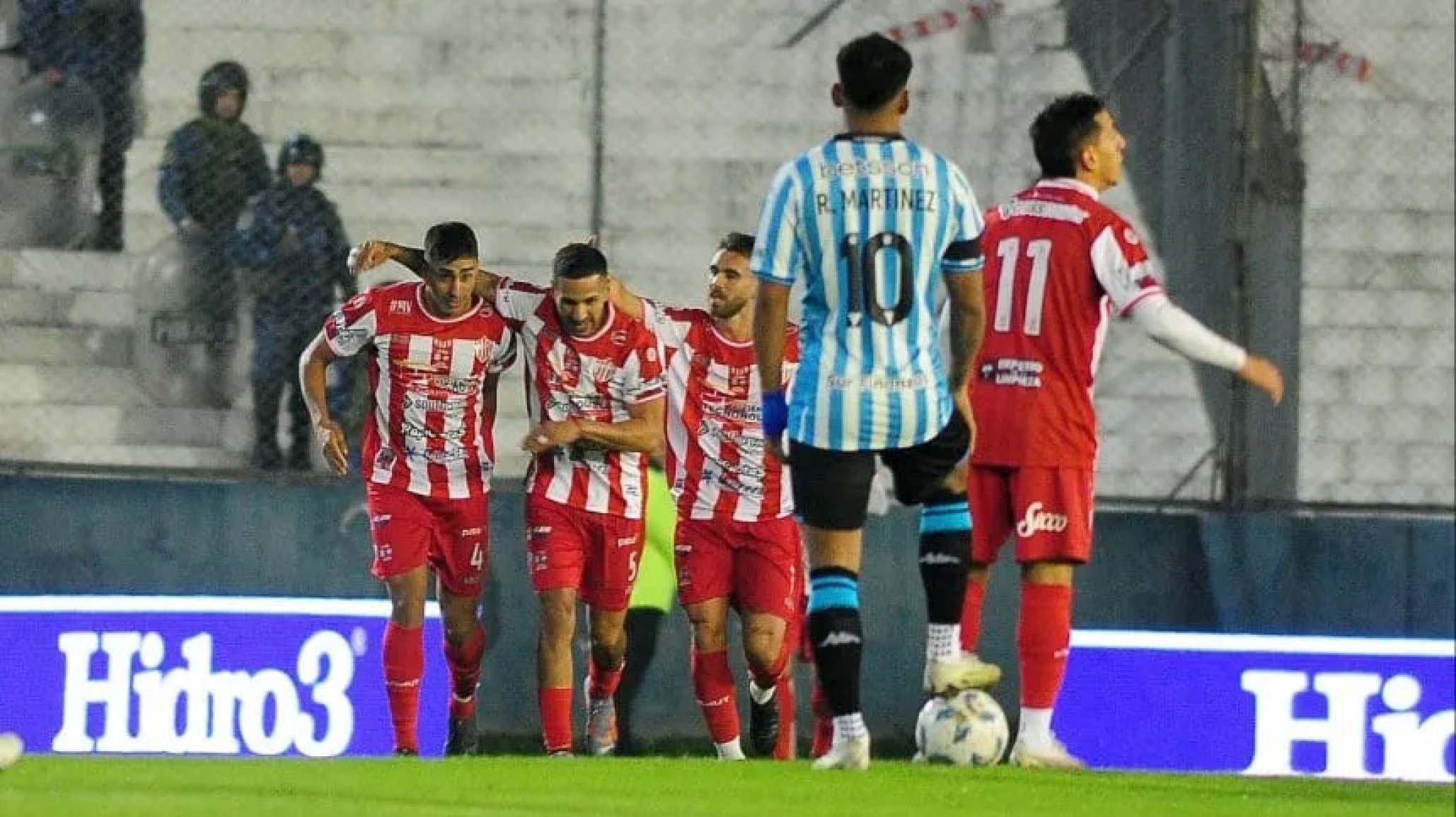 Con uno menos, Talleres derrotó a Racing 2-1