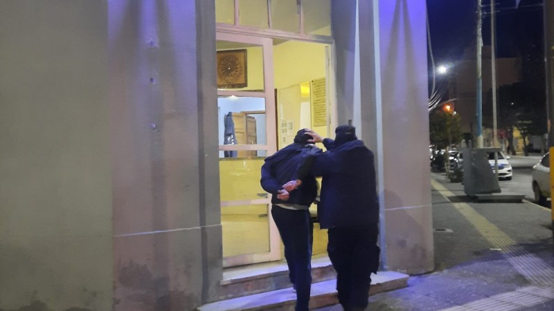 Un vendedor ambulante ebrio quedó detenido por intentar robar en un auto