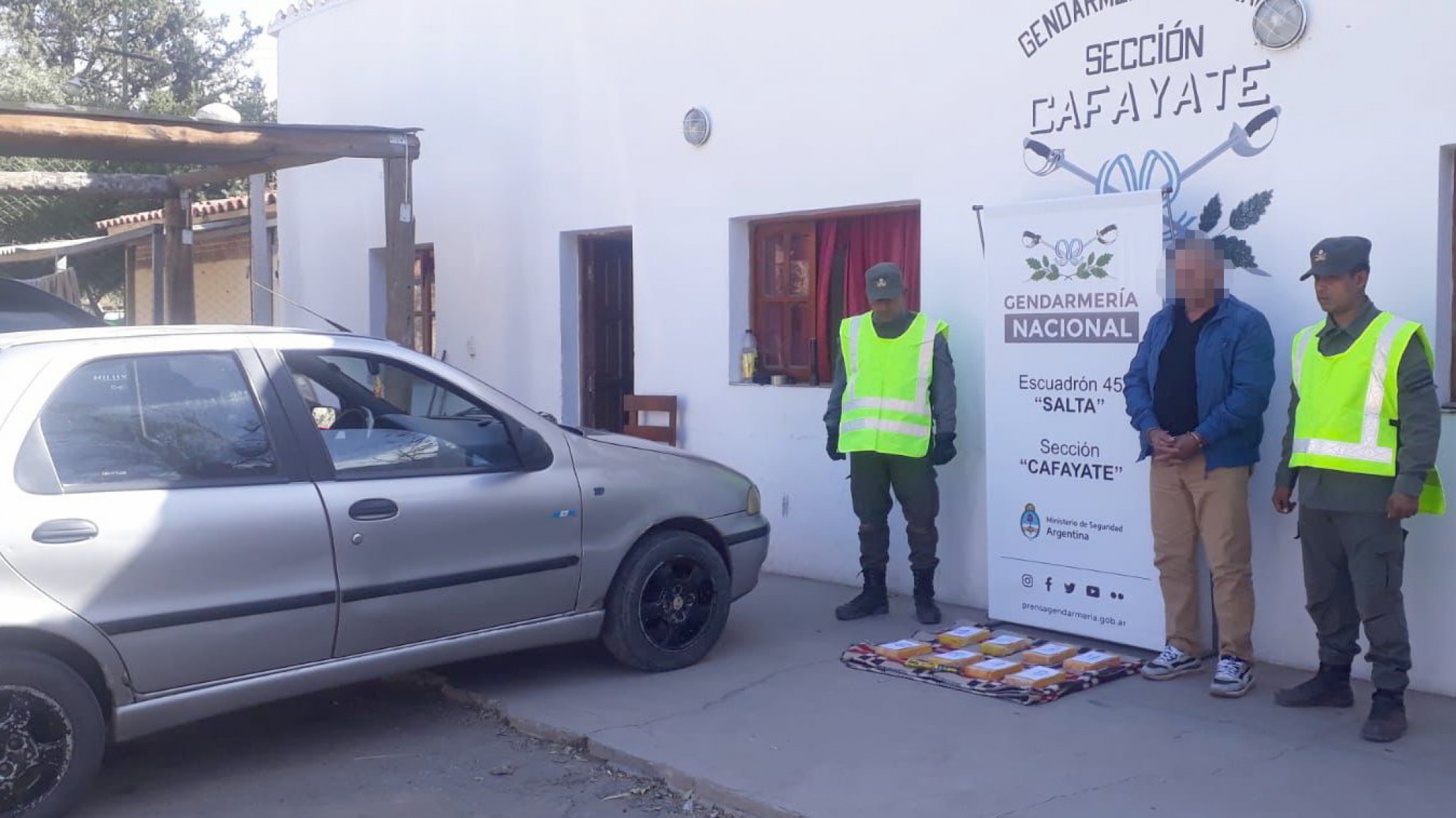 Conducía con 8 kilos de cocaína escondidos en el torpedo del auto