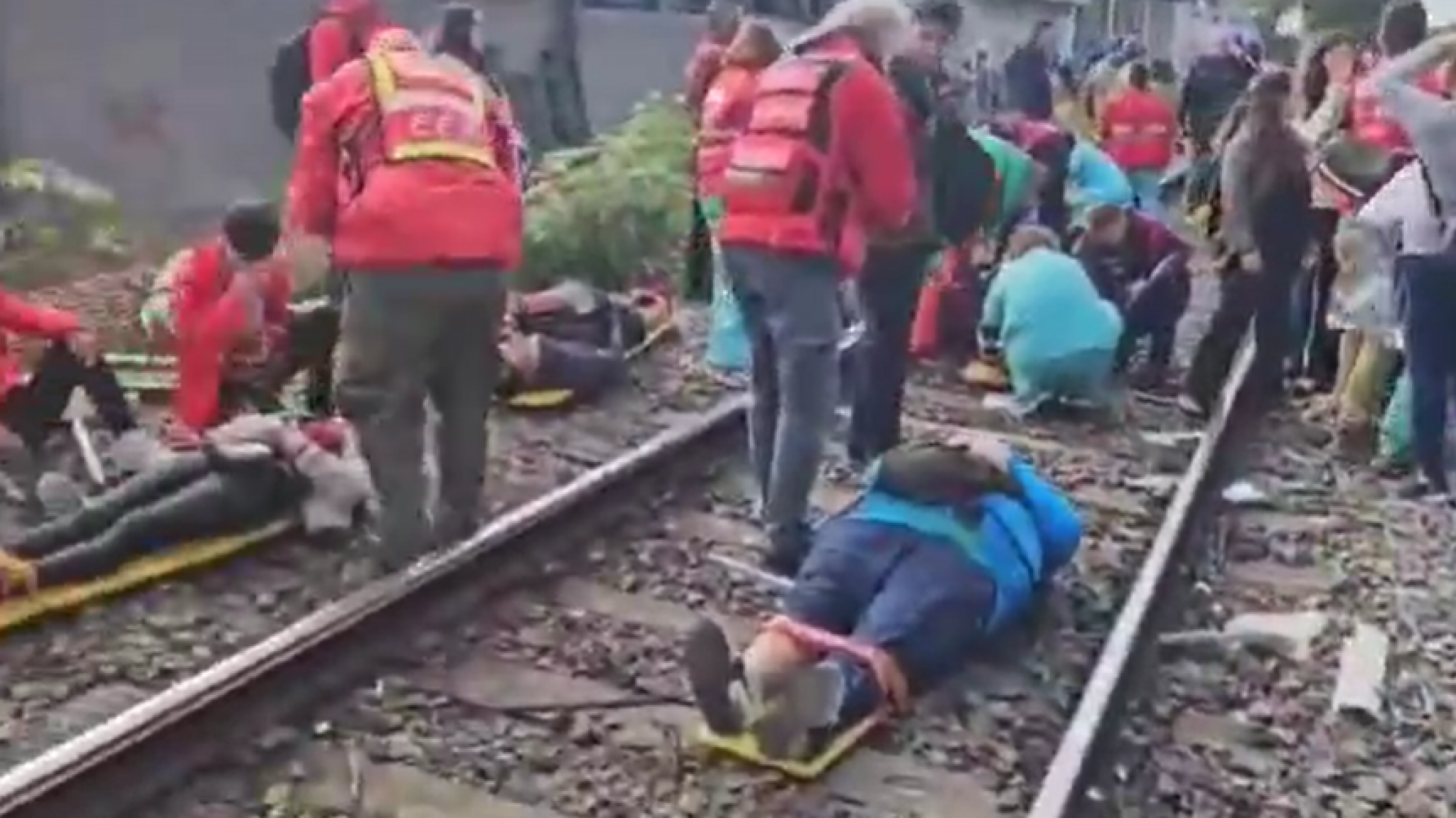 Hubo un choque entre trenes y hay al menos 16 personas heridas