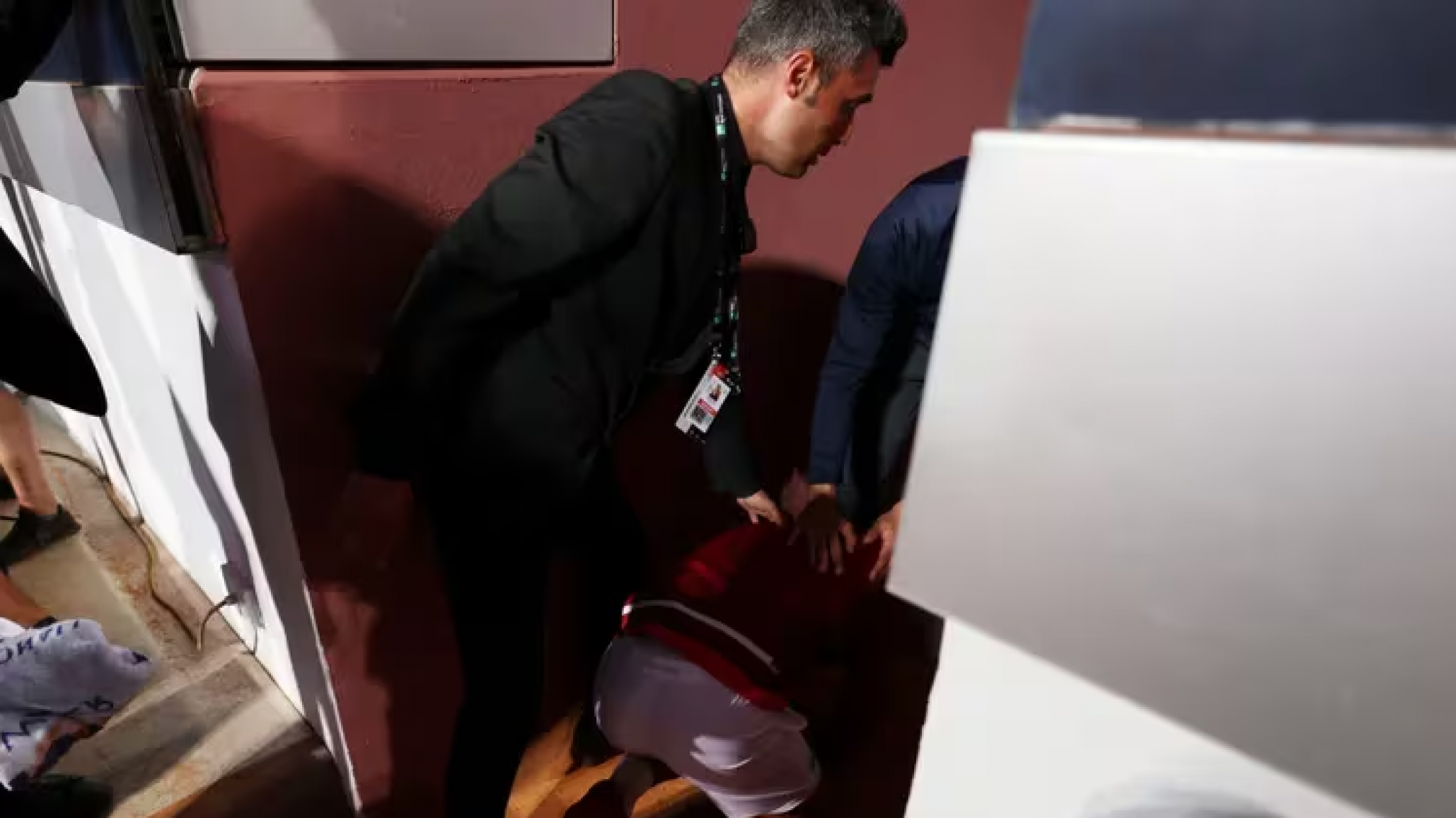 ¡Qué dolor! Djokovic recibió un botellazo en la cabeza tras su victoria