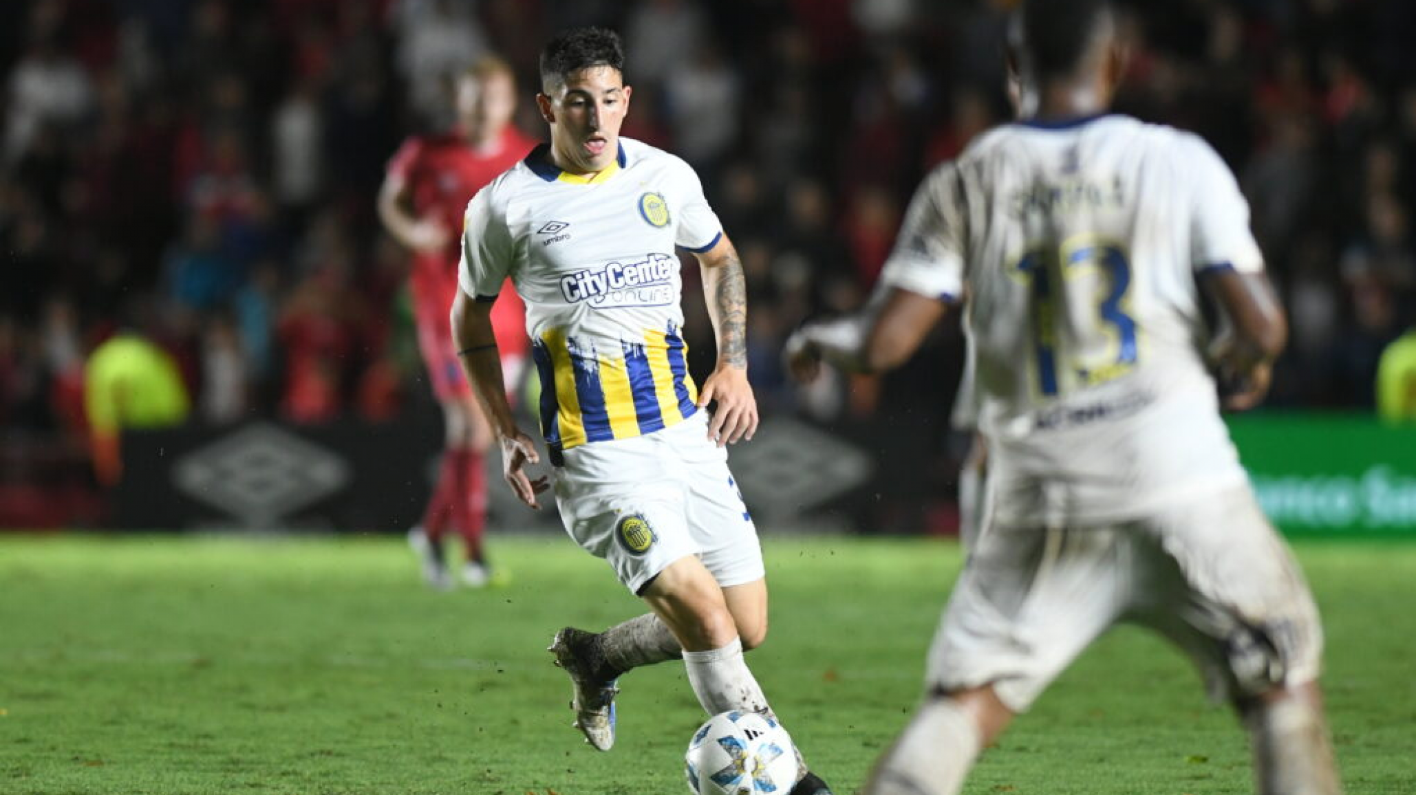 Argentinos remonta y derrota a Rosario Central por 3 a 2 en un vibrante partido