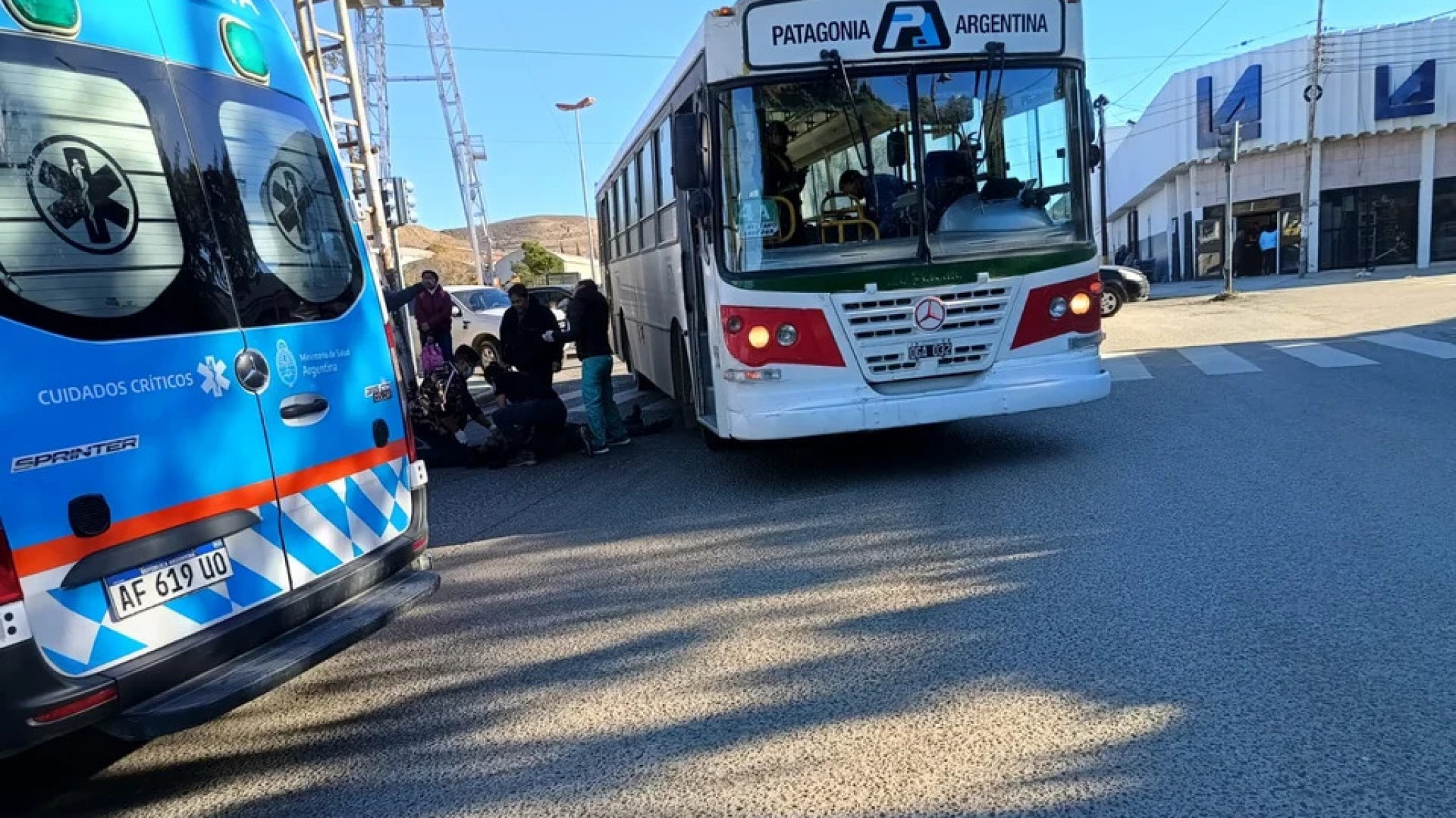 Un colectivo atropelló a un hombre: continúa internado con "politraumatismos"