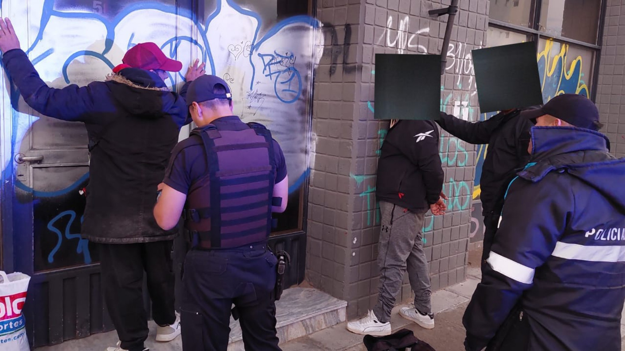 ¡Marchen presos! Dos hombres estaban tomando bebidas alcohólicas y fueron agresivos con la policía