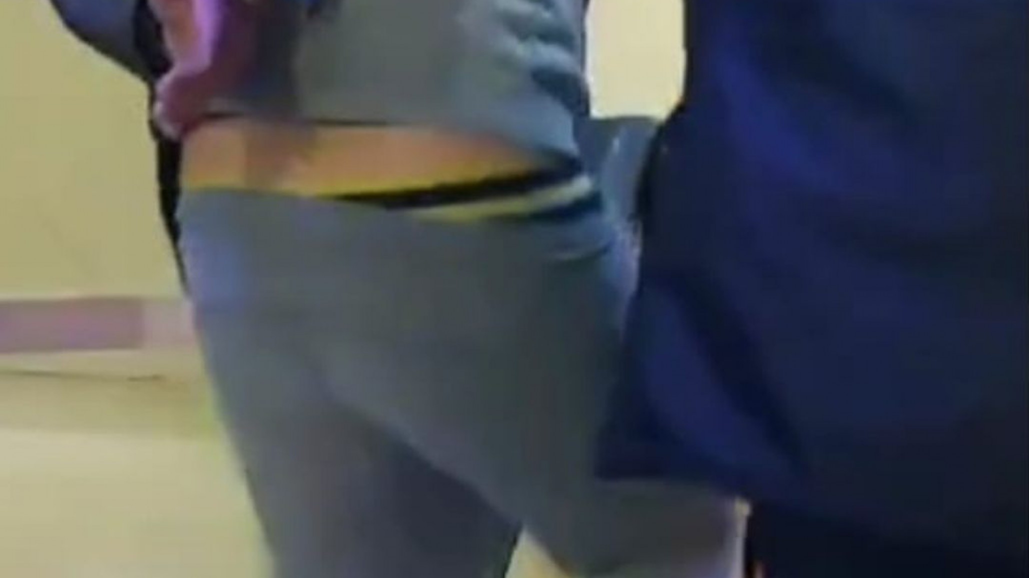 Ebrio orinó en plena vereda y caminó en zig zag por una calle en pleno centro