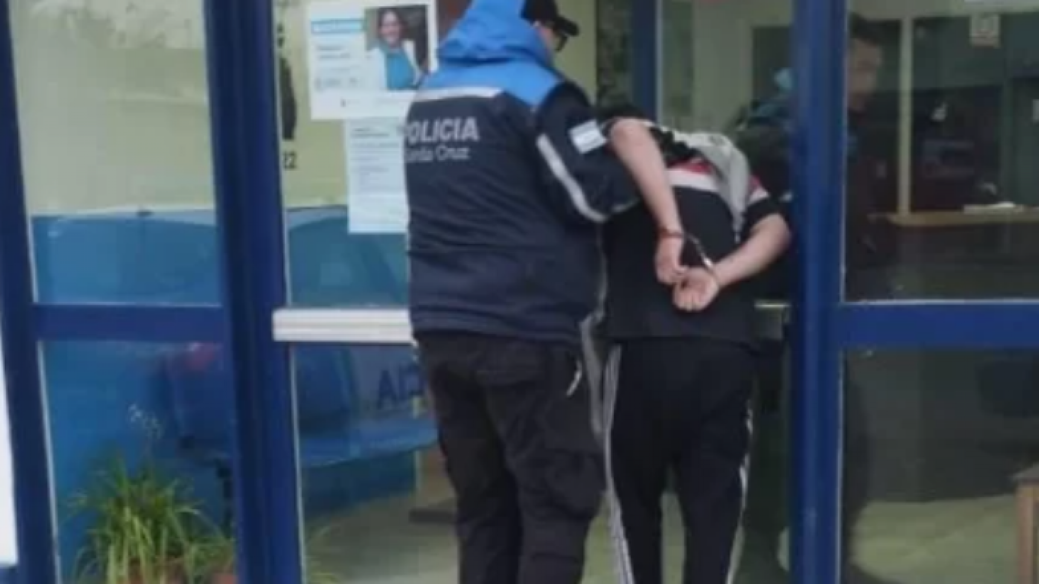 Mandó un video intimidante a un compañero de la escuela y lo amenazó con un arma