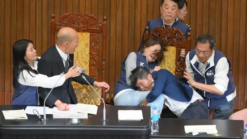 Diputados a los golpes en plena sesión parlamentaria