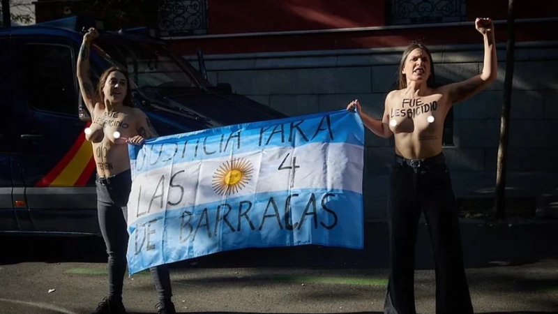 Activistas feministas se desnudaron frente a la Embajada de Argentina en rechazo a la visita de Javier Milei