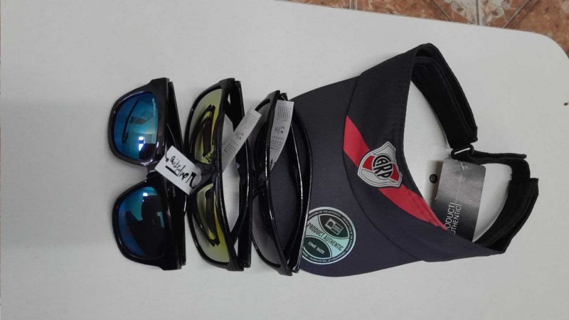 Detenido por robar tres pares de gafas y una gorra en Av. Rivadavia